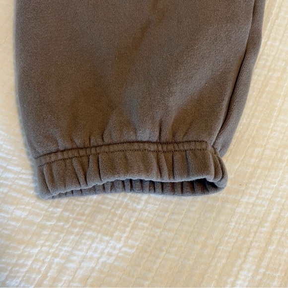 SOLD❗️Aritzia TNA sweatpants high rise taupe M - Picture 5 of 9